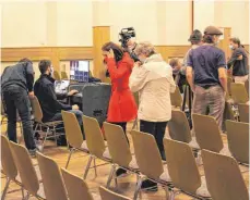  ?? FOTO: KSC ?? Gekommen, gehorcht, gefragt und gegangen: Riedlinger verlassen die Stadthalle, nachdem die Bürgermeis­terkandida­ten erklärt hatten, wie sie in den nächsten Jahren regieren wollen.