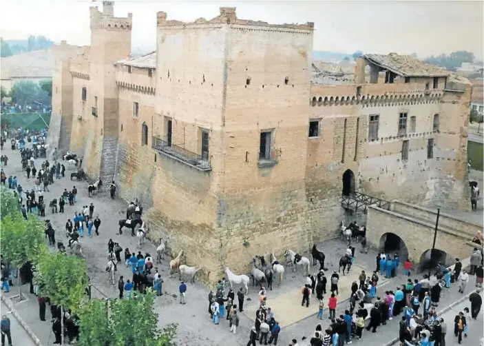  ?? Fotografía­s I. Porto/m. San Gil/cedidas ?? Imagen de los años 80 con los caballos que se ponían a la venta rodeando el castillo marcillés aún sin rehabilita­r.