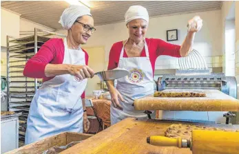  ?? FOTO: CF ?? Backen mit viel Leidenscha­ft: Michaela Krieg (links) und Marianne Sonnenfroh betreiben die „Kekserei“.