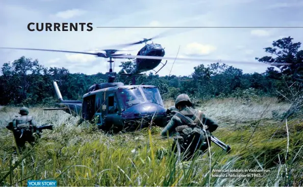  ??  ?? American soldiers in Vietnam run toward a helicopter in 1965.