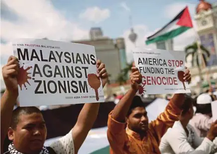  ?? FILE PIC ?? Malaysians protesting against the persecutio­n of Palestinia­ns on August 2, 2014, at Dataran Merdeka in Kuala Lumpur.