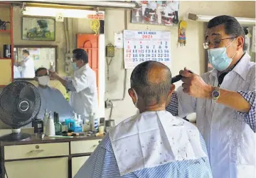  ?? ?? 2 Experienci­a. Don José Rolando Morales Cárcamo atiende la peluquería desde 1979. Tiene 52 años de dedicarse a este oficio.