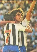  ?? ?? HOYOS. Cuatro días después del clásico, el 15/12/1983, el jugador de Talleres marcó, ante Huracán, el primer gol en democracia en el Chateau.