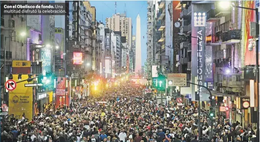  ?? JUANO TESONE ?? Con el Obelisco de fondo. Una multitud disfrutó la celebració­n.