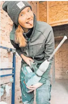  ?? FOTO: SANDRA HUNKE/DPA ?? Sandra Hunke zeigt sich auf ihrem Instagram-Account regelmäßig in Arbeitskla­motten und mit Bohrhammer.