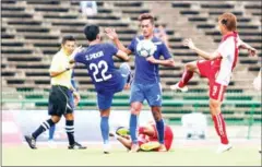  ?? SRENG MENG SRUN ?? Svay Rieng’s Prak Mony Oudom (centre) scored against Phnom Penh Crown in their last league outing on March 19.