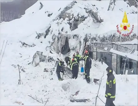  ?? [ Reuters ] ?? Feuerwehr und Bergretter bei den Ruinen des von einer Lawine zerstörten Hotels Rigopiano in Farindola, Region Abruzzen.