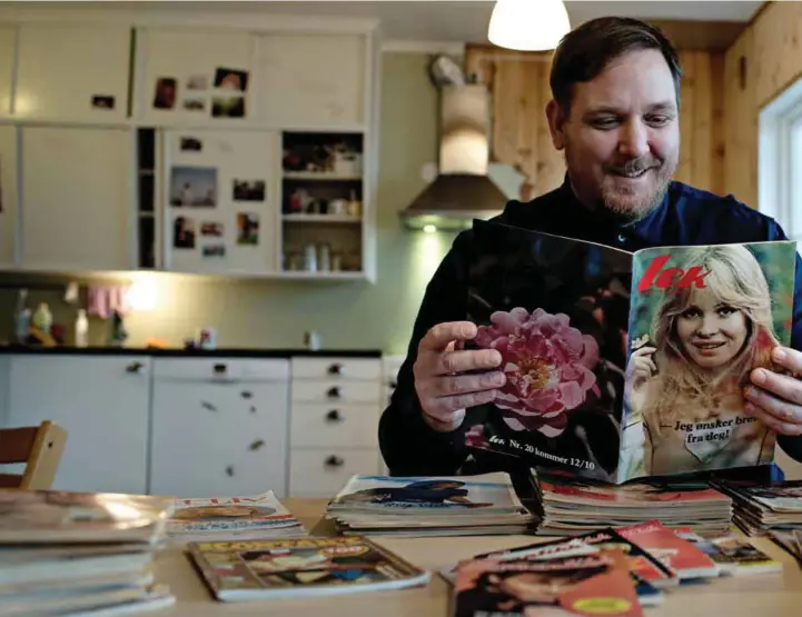  ??  ?? KONTAKTANN­ONSER: Hjemme i leilighete­n har Eirik Lande over 800 gamle blader og magasiner.