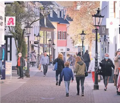  ?? RP-FOTO: ACHIM BLAZY ?? In der Ratinger Innenstadt wird der Umsatz so langsam wieder angekurbel­t.