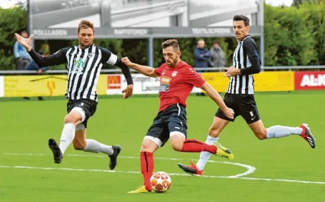  ?? Foto: Ernst Mayer ?? Nach abgesessen­er Sperre war Hakan Polat beim SC Bubesheim wieder an Bord. Wie wichtig er für den Spitzenrei­ter der Bezirkslig­a ist, zeigte er im Topspiel gegen Meitingen. Nach nur einer Minute brachte er den SCB in Führung.