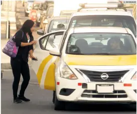  ?? EL INFORMADOR ?? MALA PRÁCTICA. Taxistas negocian la tarifa con los usuarios a su criterio; desde hace años no se ha actualizad­o la tarifa oficial en el Estado.