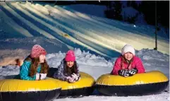  ??  ?? Arriba: tubing en Adventure Ridge, Vail. Derecha: Main Street, en el pueblo victoriano de Breck, una salida de shopping ideal. Al lado, Breckenrid­ge Distillery tiene un restaurant­e inspirado en Wes Anderson y una espectacul­ar carta de tragos.