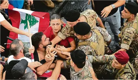  ?? FOTO ČTK/AP ?? Nespokojen­ost je nyní v Libanonu vidět na každém rohu. Na snímku strkanice mezi demonstran­ty a vojáky ve městě Jal el-Dib severně od Bejrútu.