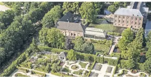  ??  ?? Das Schloss Arcen bei Venlo mit seinen berühmten Gärten und Parks ist ein beliebtes Ausflugszi­el auch für deutsche Ausflügler.