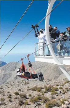  ??  ?? Wer sich an die Zipline hängt, kann sich vieler Zuschauer sicher sein.