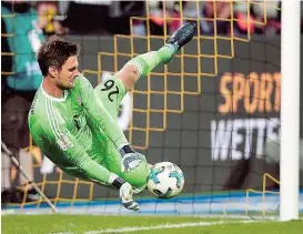  ??  ?? Neuer- Vertreter Sven Ulreich rückte ungewohnt in die Rolle des Helden. Er parierte in der Entscheidu­ng zwei Elfmeter.