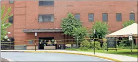  ?? Olivia Morley ?? Floyd County sheriff’s deputies screen people before they enter the Floyd County Superior Courthouse on Fifth Avenue on Thursday.