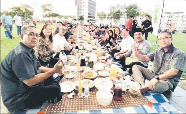  ?? — Photo by Peter Boon ?? Aaron (left), Dr Annuar (third left), Wong (right), Lau (third right) and others posing for the camera before breaking fast at Dataran Tun Tuanku Bujang Phase 1 in Sibu.