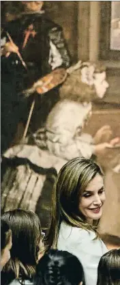  ??  ?? Los Reyes delante del cuadro de Las menina as después de prestarse a sustituir en el espejo a Felipe IV y Mariana de Austria