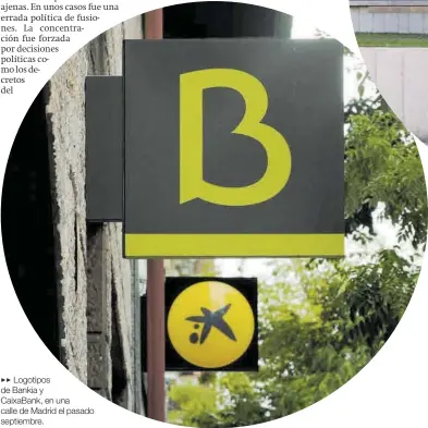  ??  ?? Logotipos
(( de Bankia y CaixaBank, en una calle de Madrid el pasado septiembre.