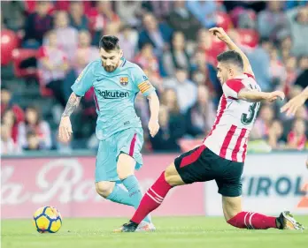  ?? /GETTY IMAGES ?? Messi escapa a la marca de Unai Nuñez, del Athletic Club, en la jornada 10.