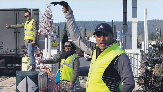  ?? FOTO: AP/NTB SCANPIX ?? VANT FRAM: De gule vestene har vunnet første runde. Forslaget om økte drivstoffa­vgifter er utsatt med seks måneder.