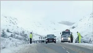  ?? Photograph: Ross MacDonald. ?? Police officers and BEAR Scotland staff work to get traffic moving near Loch Restil.