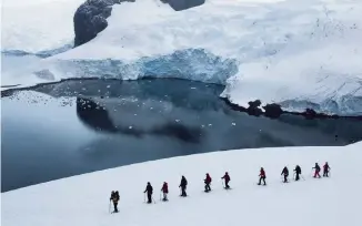  ?? VALENTINA CONTRERAS AND ANTARCTICA­21 NYT ?? Snowshoein­g across Antarctica’s niveous landscape is an activity offered on an Antarctica­21 tour.