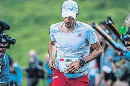  ?? FOTO: SALOMON ?? Kilian Jornet, que hace tres meses se rompió el peroné, se llevó la victoria en el Marathon del Mont Blanc