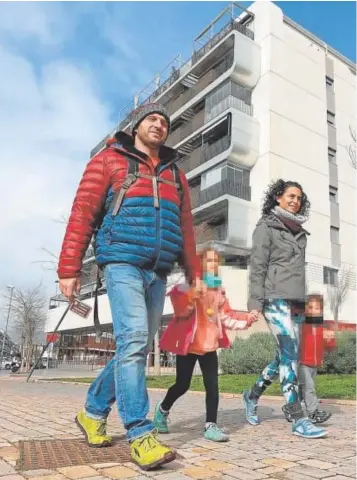  ?? ?? Una joven pareja pasea con sus hijos por la zona de Chinales delante de las