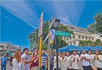  ?? SUNSTAR FOTO / AMPER CAMPAÑA ?? EL REGRESO. It has been years since Rizal had a street in Cebu City after Rizal Ave. was changed to Natalio Bacalso Ave. With the renaming of City Hall Lane after the national hero, he’s finally back.