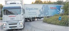  ?? FOTO: DPA ?? Ein Gigaliner in einem Kreisverke­hr: Zwei Lang-Lkw ersetzen drei herkömmlic­he Lastwagen.