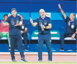  ??  ?? CONFORME. El técnico de Honduras, el uruguayo Fabián Coito, derecha, cree que el equipo mejoró en la segunda mitad e hizo los méritos para ganar contra Trinidad.