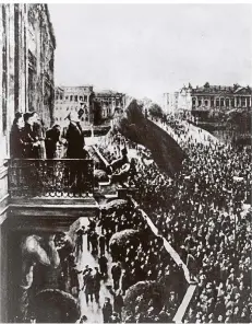  ?? FOTO: ULLSTEIN BILD ?? Fast zeitgleich proklamier­t Karl Liebknecht am Stadtschlo­ss in Berlin die Freie Sozialisti­sche Republik. Das Bild ist vermutlich eine Fälschung.