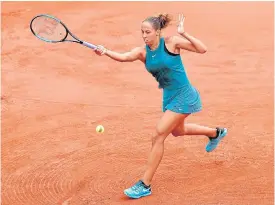  ??  ?? Madison Keys hits a forehand return against Naomi Osaka.