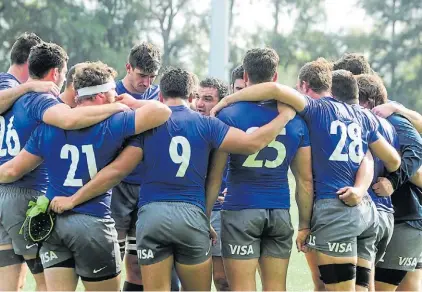  ?? ARIEL GRINBERG ?? Palabra de capitán. Agustín Creevy les habla a sus compañeros de Los Pumas en San Isidro.