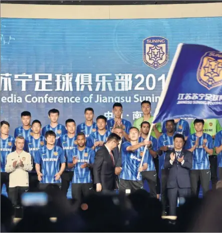  ??  ?? El último campeón chino, el Jiangsu Suning, anunció que desaparece acuciado por las numerosas deudas. El ejemplo de la crisis a la que ha llegado el fútbol de aquel país.