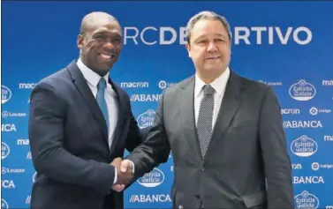  ??  ?? PRESENTADO. Seedorf se saluda con Tino Fernández en su puesta de largo como técnico del Deportivo.