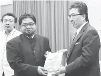  ?? — Gambar Bernama ?? DILANCAR: Johari (kanan) menerima buku yang disampaika­n oleh Pengerusi KOMITMEN Mohd Nizam Mahshar pada majlis pelancaran buku ‘Ikon PLC Bumiputera 2014-2015’ di Kuala Lumpur semalam.