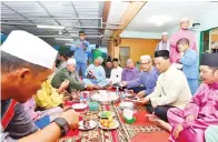  ??  ?? ANTARA gambar kenangan yang diambil Arbani semasa Allahyarha­m Tawfiq berbuka puasa dengan penduduk kampung di Tawau.