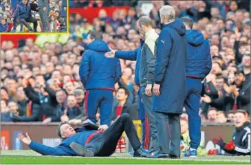  ??  ?? LA IMAGEN CURIOSA. Van Gaal protesta al cuarto árbitro un piscinazo de Giroud tirándose al suelo.