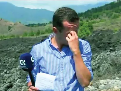  ?? RTVC ?? El reportero Antonio Hernández fue testigo por «azar» y en directo del comienzo de la erupción en Cumbre