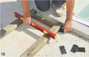  ??  ?? 10
10 Les lambourdes suivantes sont posées à 6 mm du bord de la margelle avec un entraxe de 40 cm maximum. Une pige facilite leur espacement. Elles sont calées et mises à niveau au fur et à mesure de la pose.