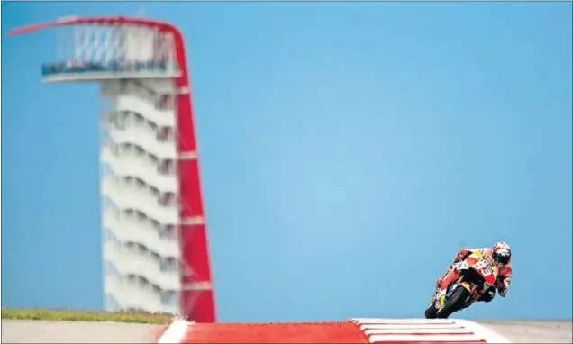  ??  ?? Marc Márquez con la Honda durante los entrenamie­ntos libres de un Gran Premio de Las Américas del Mundial de MotoGP en el circuito de Austin (Texas).