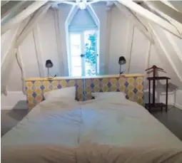  ??  ?? Ci- contre / Ci- dessous : Avec ses 3 lits 1 place et son lit double, le Gîte de la Chapelle peut accueillir jusqu’à 5 personnes. La décoration, majoritair­ement claire, n’est pas gâchée par une surcharge d’éléments ni de couleurs.