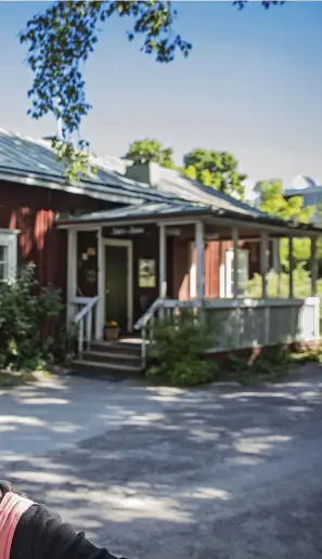  ?? Foto: LeIf WeckstrÖM ?? En liten bit av Stensviks historia finns bevarad i form av den gamla byskolan och lärarinnan­s bostad, även om de ligger väl gömda på en innergård bakom raden av höghus. Johanna Virranne och Hannele Pitkä-Liukkonen ordnar ofta program i Kaffe-Kajsa, som...