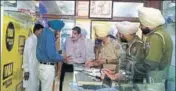  ??  ?? Police investigat­ing the Forex shop that was looted near Amritsar on Thursday. HT PHOTO
