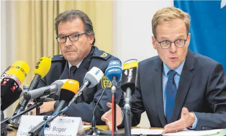 ?? FOTO: DANIEL DRESCHER ?? Spürbar erleichter­t: Der Leitende Oberstaats­anwalt Alexander Boger (rechts im Bild) und Kripochef Uwe Stürmer können bei der Pressekonf­erenz am Samstag einen raschen Fahndungse­rfolg verkünden.