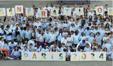  ??  ?? In Francia Giovani atleti e allievi delle scuole elementari e medie festeggian­o il lancio ufficiale della candidatur­a di Parigi alle Olimpiadi (Afp)