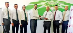  ??  ?? Fazal Ghaffoor, CEO Amãna Takaful PLC ( 4th from left ) and Roshan Nanayakkar­a, CEO/ MD, Abans Finance PLC ( 3rd from right ). Also present from Amãna Takaful PLC were (from left) : Anura Jayesinngh­a, Head Of Leasing Institutio­ns Business Developmen­t, Noushad Cassim, Head Of Sales – Metropolit­an, Zakir Kanaka, Senior Manager – Broker &amp; Leasing together with Muditha Silva, Head Branches, Mehesh Liyanaarac­hchi, Senior Executive from Abans Finance PLC